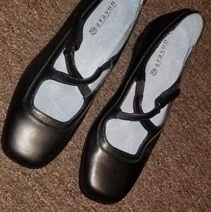 Size 7.5B Aravon women's shoes